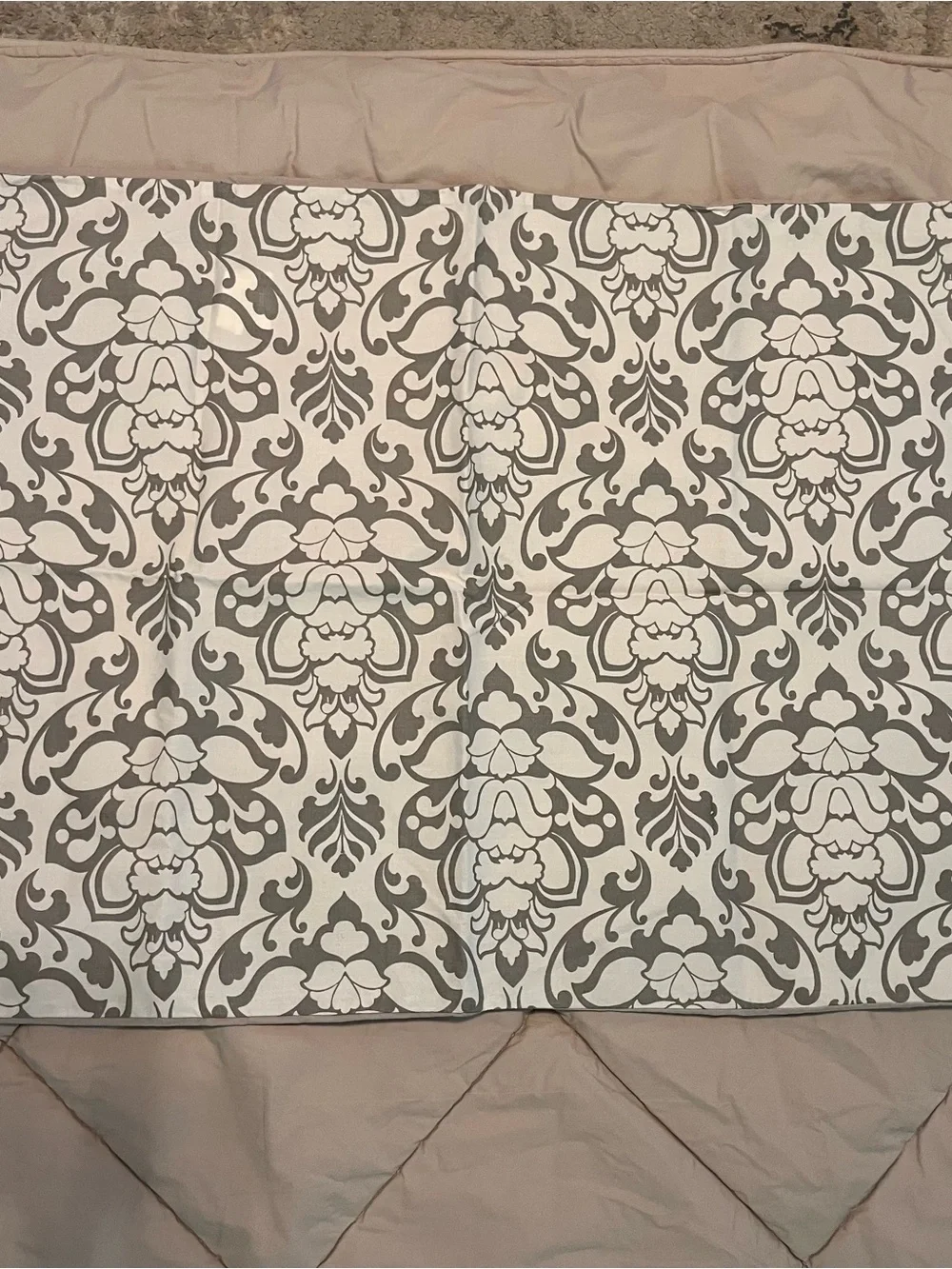 Pottery Barn Reversible Floral Damask Quilted comforter‎ 2 cases in grey/White